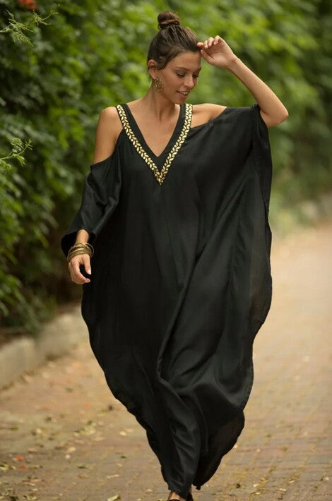 Vestido Longo Ciganinha Bordado Solto Túnica Plus Size preto decote v ombros a mostra kaftan